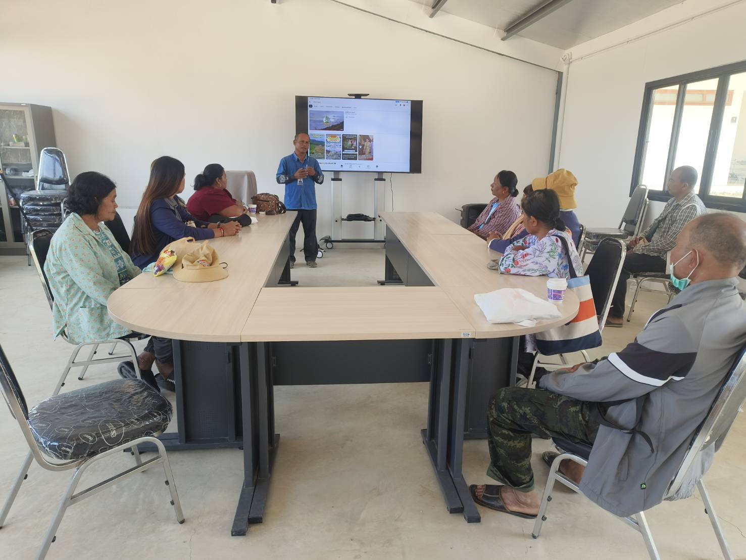 title - วันที่ 23 มกราคม 2569 นายประเสริฐ กาญจนเกียรติกุล ปฏิรูปที่ดินจังหวัดบุรีรัมย์ มอบหมายให้นายธงชัย ใจกล้า เจ้าหน้าที่ปฏิรูปที่ดิน นำเกษตรกรภายใต้โครงการพัฒนาเกษตรกรรมยั่งยืนในเขตปฏิรูปที่ดินจำนวน 11 ราย เข้าศึกษาดูงานสถานีวิจัยการเกษตรและพัฒนาโครงการหลวงโนนดินแดง